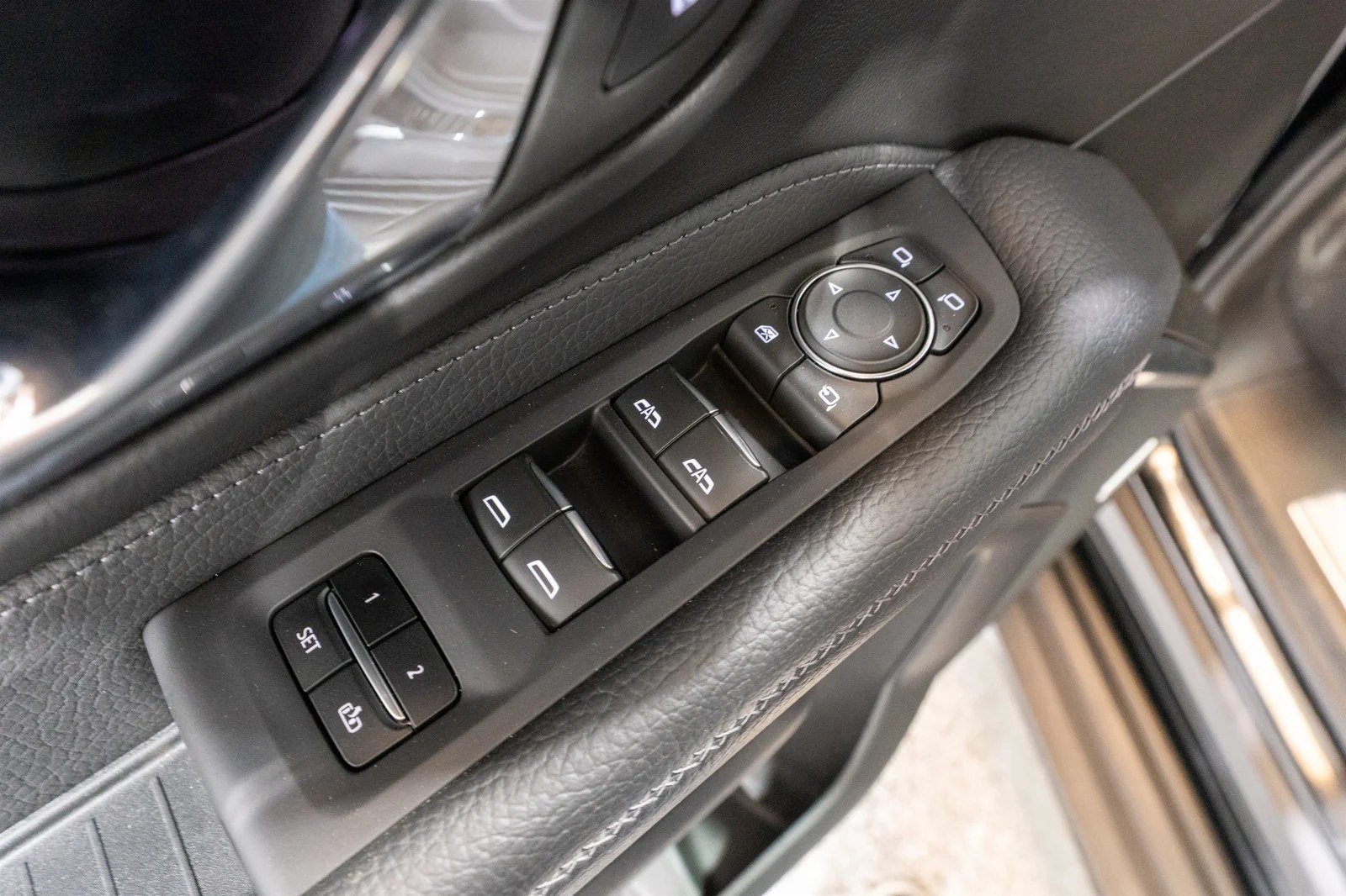 2023 GMC Yukon Denali - 13