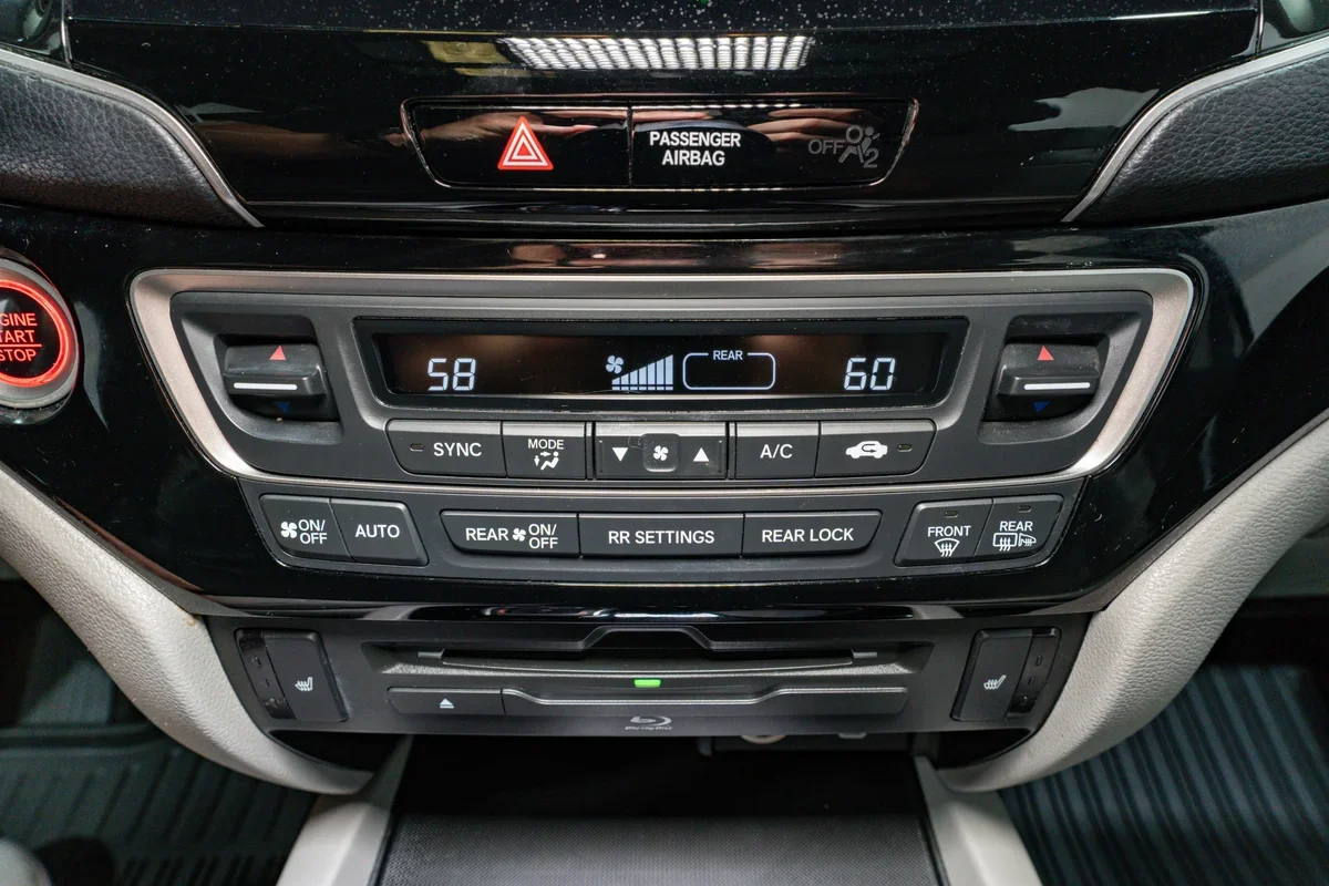 2019 Honda Pilot Touring 8 Passenger - 24