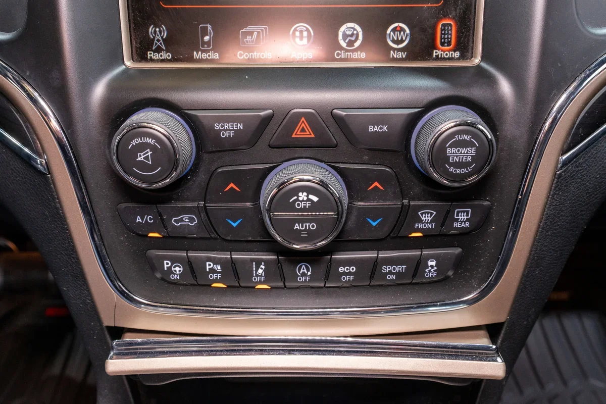 2017 Jeep Grand Cherokee Overland - 21
