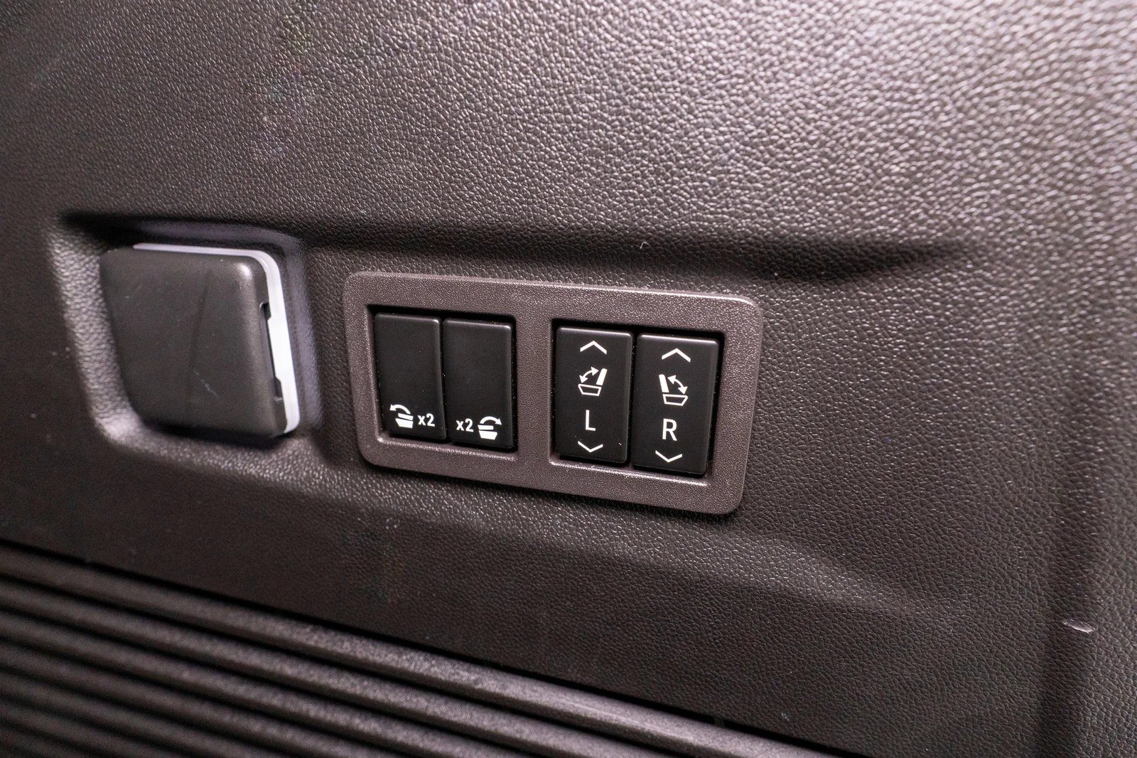 2023 GMC Yukon Denali - 34