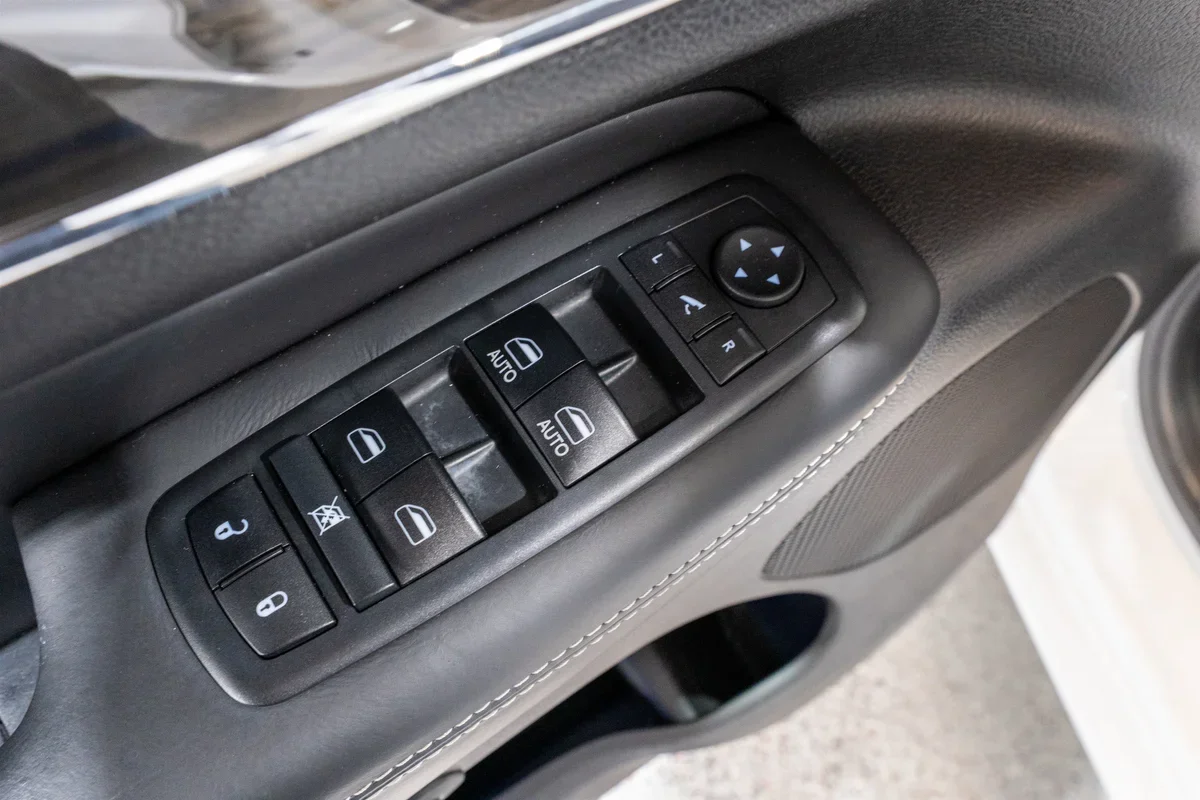 2017 Jeep Grand Cherokee Overland - 18