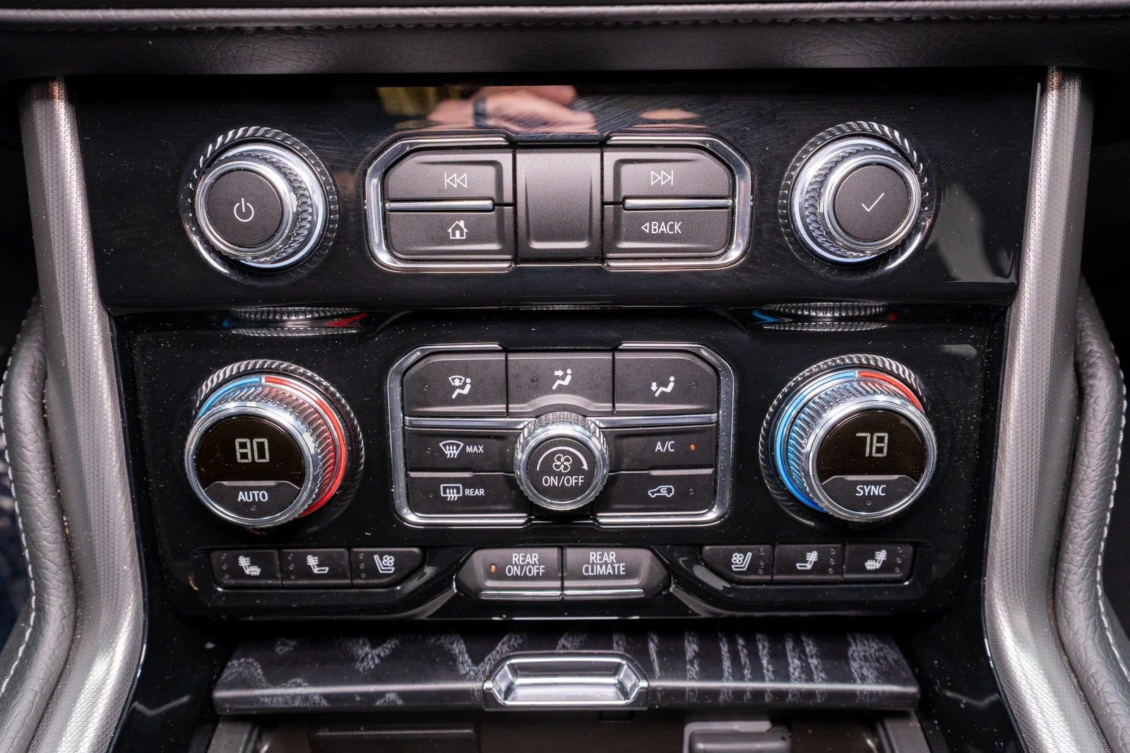 2023 GMC Yukon Denali - 21