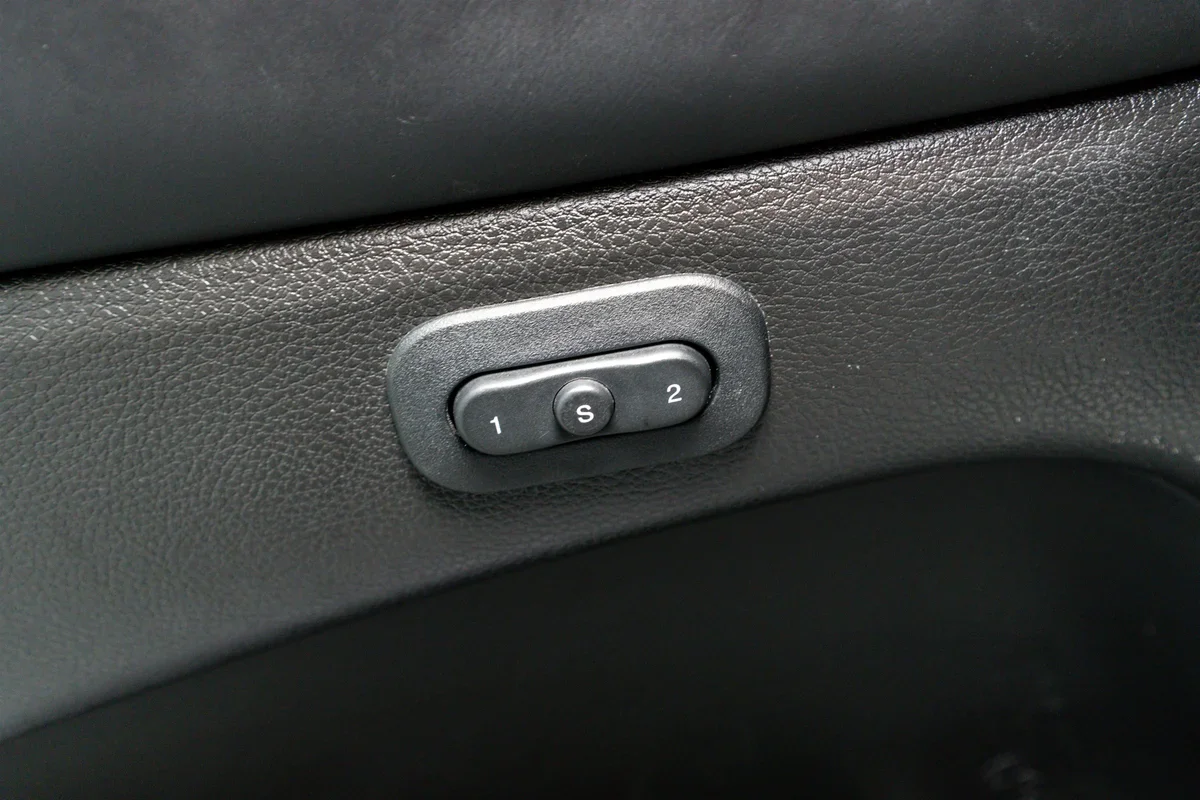 2020 Jeep Grand Cherokee Overland - 16