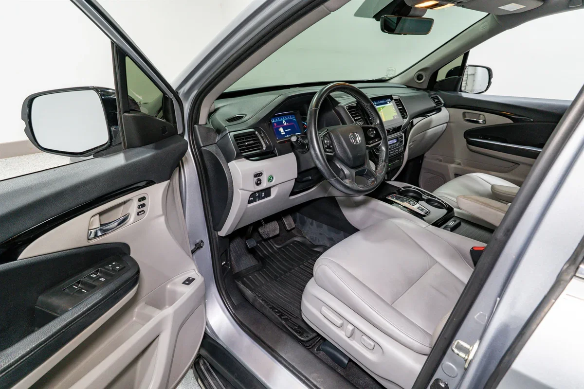 2019 Honda Pilot Touring 8 Passenger - 9